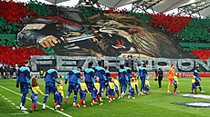 Fanouci Legie Varava vytáhli na Chelsea obí transparent.