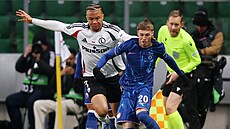 Cole Palmer (vpravo) z Chelsea pod tlakem Steva Kapuadiho z Legie Var�ava.
