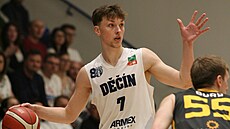 D��ínský rozehráva� Tadeá� Slowiak (vlevo) v zápase s Pískem, brání ho Jakub...
