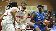 Langston Wertz III. (vpravo) z Olomoucka u mí�e v zápase s Pardubicemi, brání...