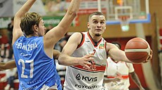 Adam Luke z Pardubic atakuje ko Olomoucka kolem Filipa Petruely.