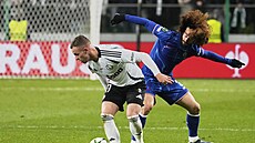Kacper Chodyna (vlevo) z Legie Var�ava a Marc Cucurella z Chelsea bojují o mí�.