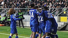 Fotbalisté Chelsea oslavují trefu ve Var�av�.