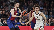 Tomá Satoranský (vlevo) z FC Barcelona pihrává v zápase s Virtusem Segafredo...