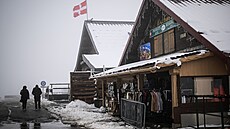 �výcarské Alpy a �ást Itálie potkal silný sníh a prudké de�t�. N�kde se lidé...