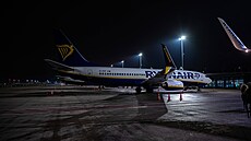 Letadlo spolenosti Ryanair na letiti v belgickém Charleroi
