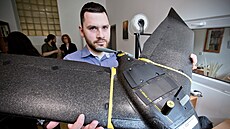 Doktorand Tomá� Kroupa ukazuje k�ídlo SenseFly eBee X, které pomáhá v�dc�m z...