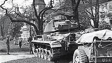 Dobový snímek z osvobození Plzn� v kv�tnu 1945.