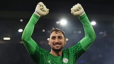 Gianluigi Donnarumma z PSG oslavuje postup do semifinále Ligy mistr�.