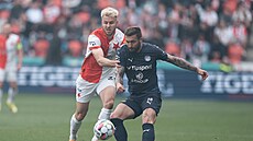 Slávistický fotbalista Ond�ej Zmrzlý dotírá na Marka Havlíka v barvách Slovácka.
