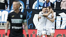 Raimonds Krollis (99) a Qëndrim Zyba se radují z libereckého gólu v zápase s...