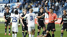 Rozhod�í Daniel Vokoun udílí �lutou kartu libereckému kapitánovi Janu Mikulovi.