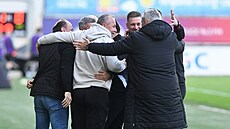 Lavi�ka Teplic slaví gól v ligovém utkání s Hradcem Králové, kou� Zdenko Fr�ala...