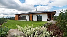 P�ízemní d�evostavba slou�í jako útulné zázemí pro man�elský pár, za kterým...