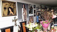 Na st�nách jsou portréty paní domu.