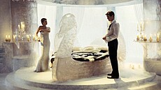 Rosamund Pike a Pierce Brosnan ve filmu Dnes neumírej (2002)