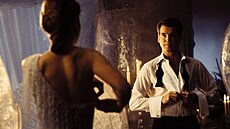 Rosamund Pike a Pierce Brosnan ve filmu Dnes neumírej (2002)