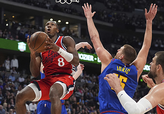Kris Dunn z Los Angeles Clippers zakon�uje, brání Nikola Joki� z Denveru.