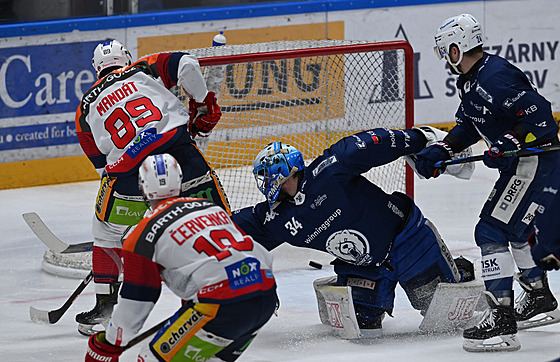 Pardubický Jan Mandát dává gól. Michal Postava v brance Komety u� se natahuje...
