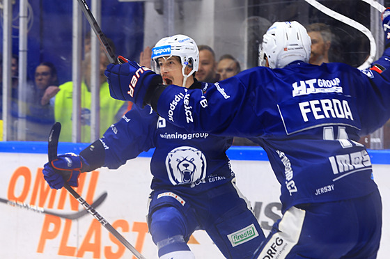 Arttu Ilomäki (vlevo) a Radim Ferda kií radostí po gólu Brna.