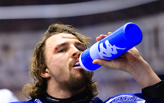 Kristián Pospíil z Komety Brno se oberstvuje.