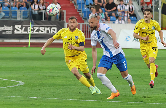 Olomoucký Radim Breite (vlevo) a ostravský Erik Prekop sledují balon.
