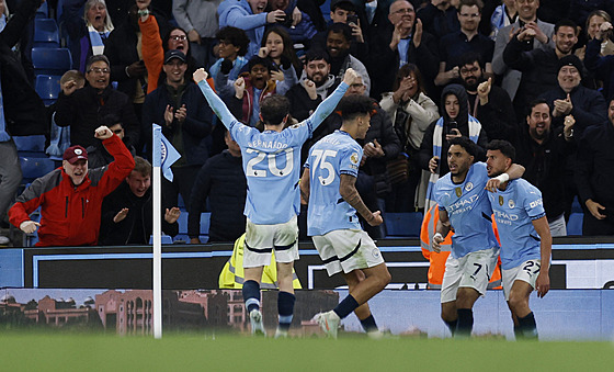 Matheus Nunes (vpravo) slaví se spoluhrá�i  z Manchesteru City rozhodující gól...