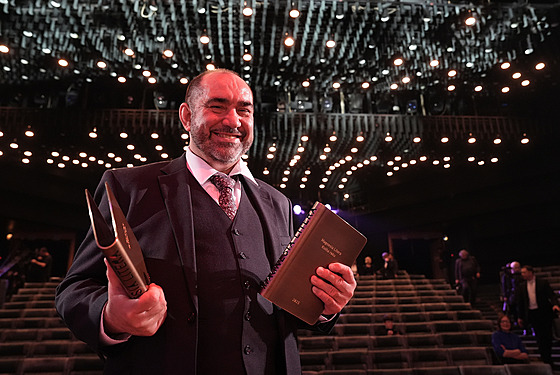 Miroslav Hlau�o se dv�mi cenami Magnesia Litera, které získal za sv�j debut...
