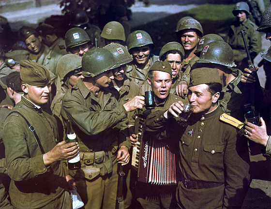 Setkání amerických a sov�tských voják� v Torgau (25. dubna 1945)
