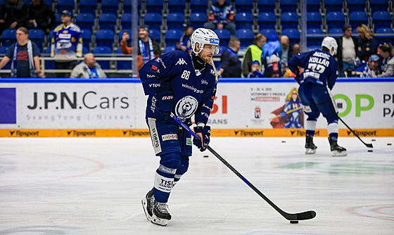 Obránce Brandon Davidson se rozehívá ped zápasem Komety Brno. (duben 2025)