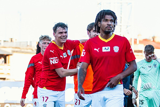 Fotbalisté Zbrojovky Brno se radují z výhry nad bé�kem Olomouce v druholigovém...