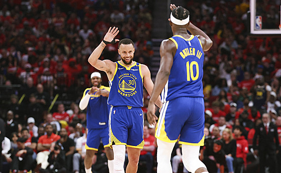Spokojení Stephen Curry a Jimmy Butler z Golden State Warriors si plácají b�hem...