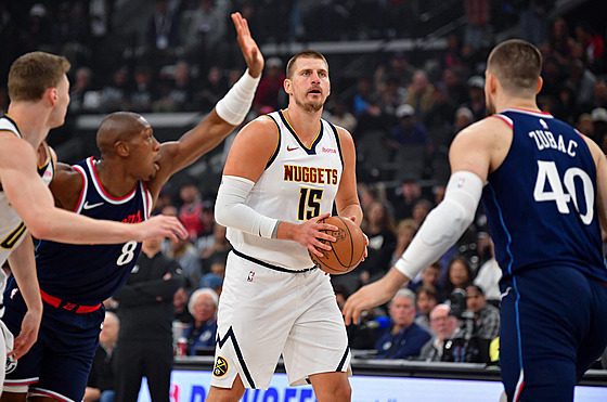 Nikola Joli z Denver Nuggets bhem tetího utkání série s Los Angeles Clippers.
