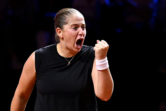 Jelena Ostapenková slaví ve finále turnaje v Stuttgartu.
