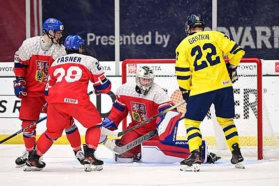 Momentka z utkání MS hrá�� do 18 let mezi �eskem a �védskem.