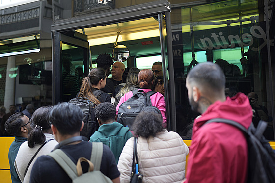 Lidé se sna�í nastoupit do p�epln�ného autobusu poté, co metro p�estalo jezdit...