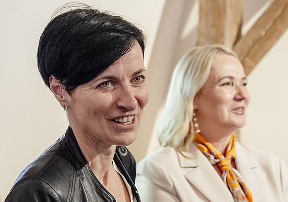 Nejvyí státní zástupkyn Lenka Bradáová a ministryn obrany Jana ernochová...