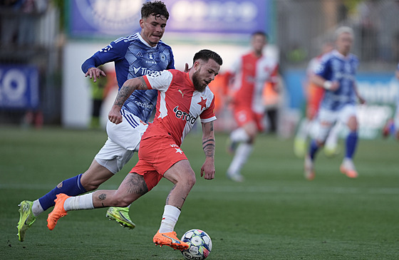 Vasil Ku�ej ze Slavie kontroluje mí� v zápase proti Olomouci.