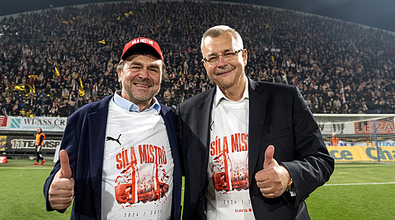 Majitel Slavie Pavel Tyka (vlevo) slaví s Jaroslavem Tvrdíkem zisk...