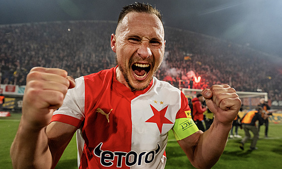 Kapitán Jan Boil ze Slavie slaví zisk mistrovského titulu.