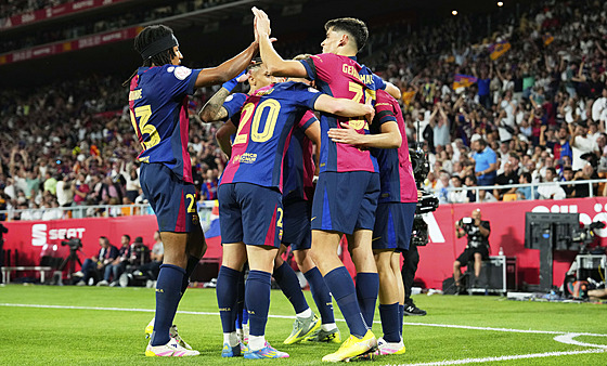 Hrái Barcelony slaví trefu proti Realu Madrid.