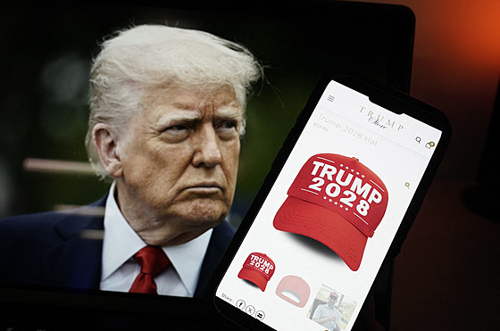 Fotka  amerického prezidenta Donalda Trumpa vedle chytrého telefonu s ervenou...
