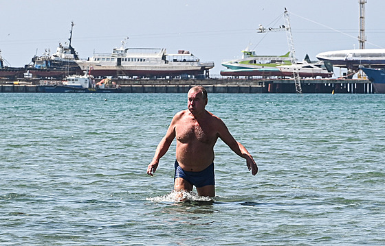Mu se koupe v erném moi na centrální plái v Anap. (18. dubna 2025)