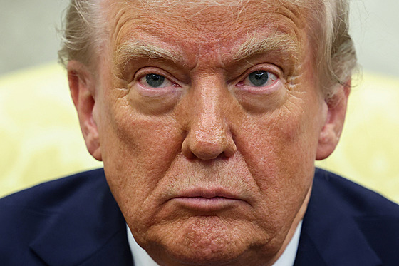 Americký prezident Donald Trump v Oválné pracovn Bílého domu ve Washingtonu....