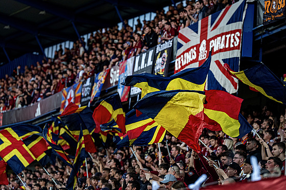 Spar�an�tí fanou�ci b�hem zápasu s Plzní, v pozadí kontroverzní vlajka se t�emi...