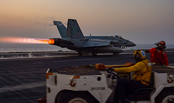 F/A-18E Super Hornet na palub USS Harry S. Truman v Rudém moi (16. bezna...