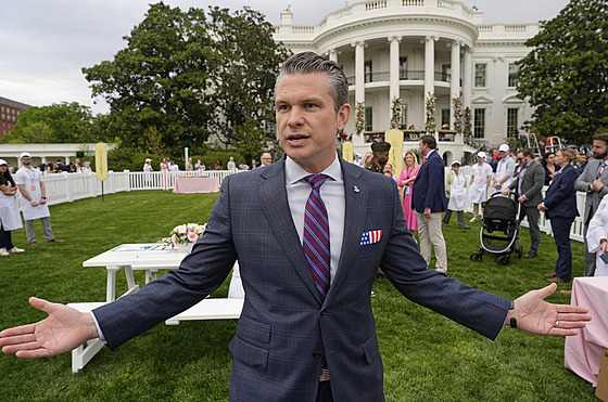 Americký ministr obrany Pete Hegseth ped Bílým domem (21. dubna 2025)