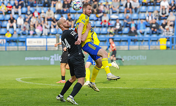 Zlínský úto�ník Tomá� Poznar v druholigovém utkání proti ostravskému bé�ku.
