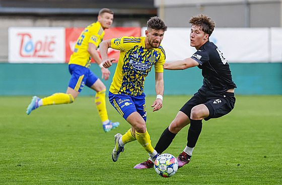 Zlínský záloník David Tká v druholigovém utkáni proti béku Baníku Ostrava.