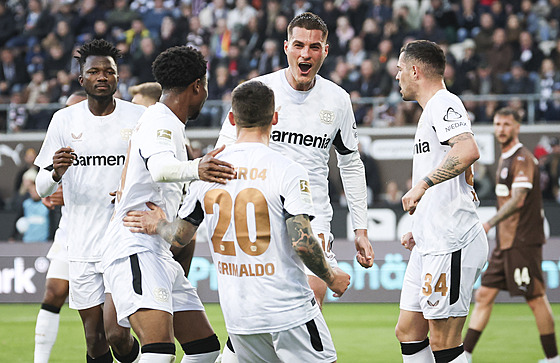Fotbalisté Leverkusenu se radují z gólu Patrika Schicka.
